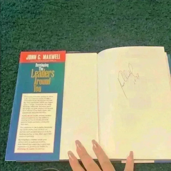 Developing the leaders around you Maxwell book - Picture 3 of 5